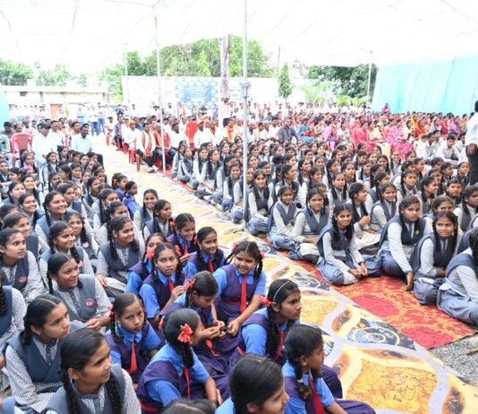 रायपुर : बच्चों के संग विद्यार्थी बने उपमुख्यमंत्री विजय शर्मा…