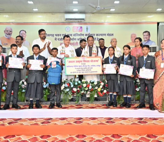 रायपुर : विशेष लेख राज्य सरकार के प्रयासों से श्रमिकों के जीवन में आ रहा है बदलाव…