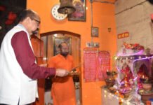 रायपुर : राज्यपाल डेका ने हनुमान मंदिर में पूजा अर्चना की…