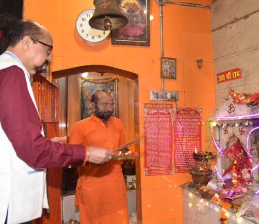 रायपुर : राज्यपाल डेका ने हनुमान मंदिर में पूजा अर्चना की…