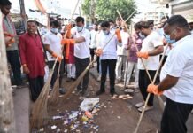 रायपुर : राजस्व मंत्री टंक राम वर्मा ने खेल मैदान में सफाई कर दिया स्वच्छता का संदेश…