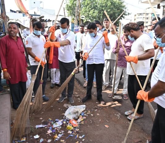 रायपुर : राजस्व मंत्री टंक राम वर्मा ने खेल मैदान में सफाई कर दिया स्वच्छता का संदेश…