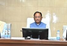 रायपुर : मुख्यमंत्री विष्णु देव साय ने कलेक्टर्स कॉन्फ्रेंस में दिखाई सख्ती कहा जनहित में लापरवाही बर्दाश्त नहीं की जाएगीराज्य एवं केन्द्र शासन की फ्लैगशिप योजनाओं का लाभ अधिक से अधिक लोगों तक पहुंचे…