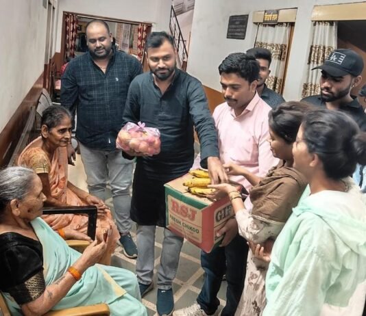 राजनांदगांव:छत्तीसगढ़ युवा कांग्रेस प्रदेश अध्यक्ष आकाश शर्मा के जन्मदिन पर वृद्धा आश्रम में फल वितरण…