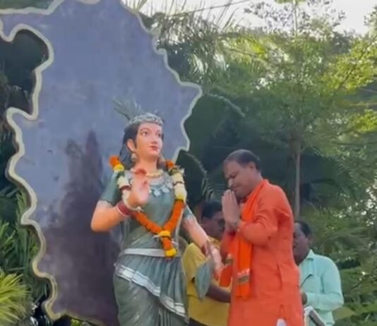 राजनांदगांव: महापौर ने छत्तीसगढ़ महतारी की प्रतिमा में माल्यार्पण कर नगर वासियो को राज्योत्सव की दी शुभकामनाए…