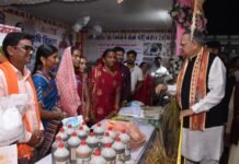 राजनांदगांव: विधानसभा अध्यक्ष डॉ. रमन सिंह ने शासन की लोक कल्याणकारी योजनाओं पर आधारित विभागीय स्टॉल एवं प्रदर्शनी का किया अवलोकन…