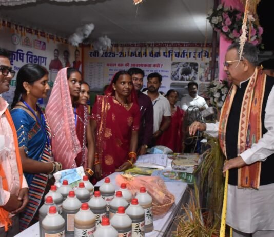 राजनांदगांव: विधानसभा अध्यक्ष डॉ. रमन सिंह ने शासन की लोक कल्याणकारी योजनाओं पर आधारित विभागीय स्टॉल एवं प्रदर्शनी का किया अवलोकन…