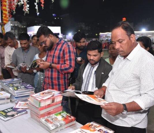 राजनांदगांव : दूरदराज से आए ग्रामवासियों ने जनसंपर्क विभाग की फोटो प्रदर्शनी की सराहना की…