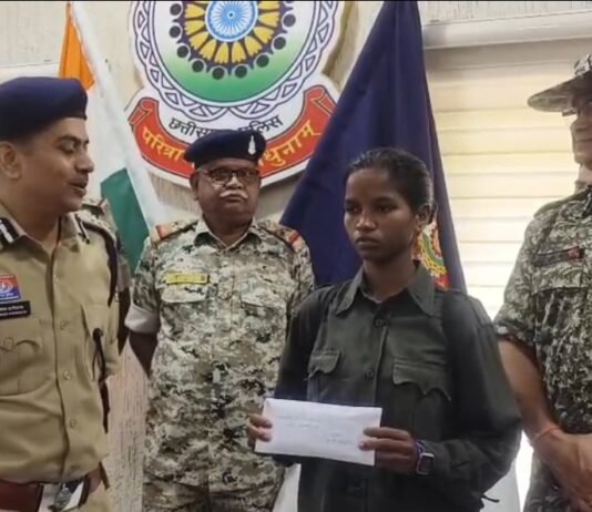 नक्सली महिला कमला सोड़ी ने किया आत्मसमर्पण, 17 लाख रुपये का था इनाम…