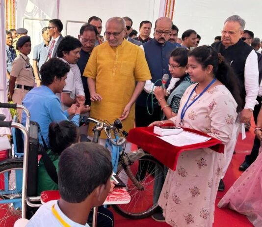 राजनांदगांव: उपराष्ट्रपति सीपी राधाकृष्णन ने सीआरसी के स्टॉल में विभिन्न पुनर्वास सेवाओं एवं सहायक उपकरणों का किया अवलोकन…