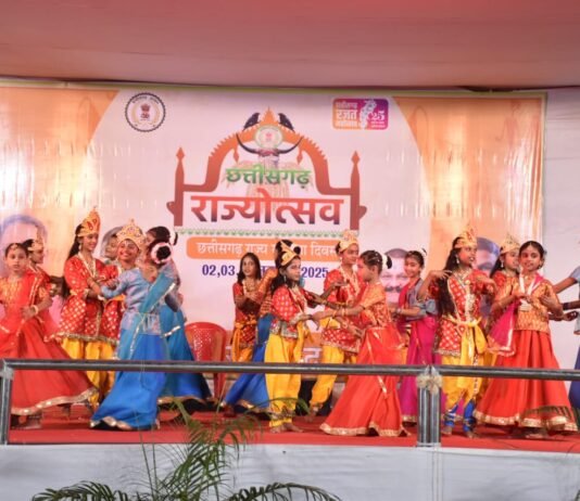 राजनांदगांव: विभिन्न विद्यालयों एवं संस्थानों के कलाकारों ने मनमोहक सांस्कृतिक कार्यक्रमों की प्रस्तुति ने राज्योत्सव 2025 को बनाया यादगार…