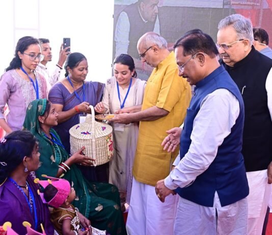 राजनांदगांव: उपराष्ट्रपति ने नन्हे बच्चों का अन्नप्राशन कराया तथा सुपोषण किट का वितरण किया…