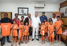 राजनांदगांव: बाल दिवस पर विधानसभा अध्यक्ष डॉ. रमन सिंह ने बच्चों को दी अंतरराष्ट्रीय गुणवत्ता की हॉकी स्टिक…