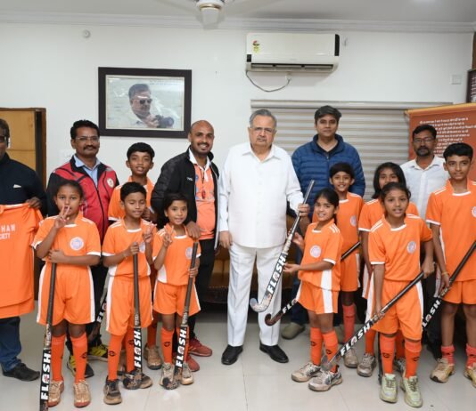 राजनांदगांव: बाल दिवस पर विधानसभा अध्यक्ष डॉ. रमन सिंह ने बच्चों को दी अंतरराष्ट्रीय गुणवत्ता की हॉकी स्टिक…