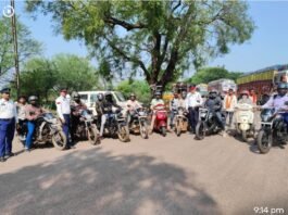 राजनांदगांव : खैरागढ़ पुलिस टीम के द्वारा दो पहिया वाहन चालकों को हेलमेट पहनने के लिए किया गया जागरूकता…
