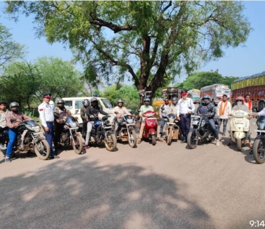 राजनांदगांव : खैरागढ़ पुलिस टीम के द्वारा दो पहिया वाहन चालकों को हेलमेट पहनने के लिए किया गया जागरूकता…