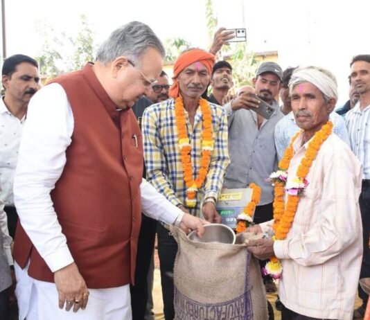 राजनांदगांव: विधानसभा अध्यक्ष डॉ. रमन सिंह ने धान उपार्जन केन्द्र भानपुरी में पूजा-अर्चना कर धान खरीदी का किया शुभारंभ…