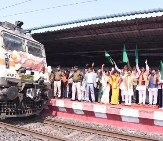 राजनांदगांव: जयश्री राम के जयकारे के साथ ढोल-मंजीरे की मंगल ध्वनि के साथ श्रद्धालुओं को अयोध्या के लिए किया गया विदा…