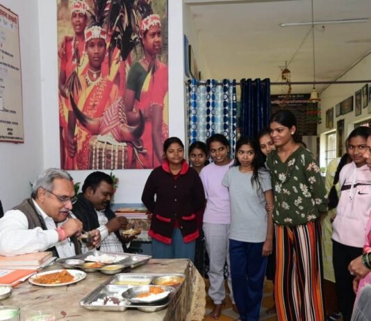 राजनांदगांव: छग़ राज्य खाद्य आयोग के अध्यक्ष संदीप शर्मा ने आश्रम-छात्रावास, आंगनबाड़ी केन्द्रों, शासकीय उचित मूल्य दुकानों एवं विद्यालयों का किया निरीक्षण…