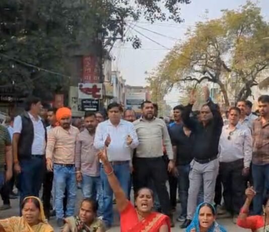 राजनांदगांव चाकूबाजी घटना के बाद मानव मंदिर चौक का घेराव…