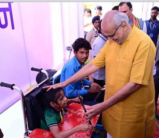 राजनांदगांव: अभिलाषा की माही को उपराष्ट्रपति के हाथों मिला सुगम सीपी चेयर सिर पर रख आशीर्वाद का हाथ…