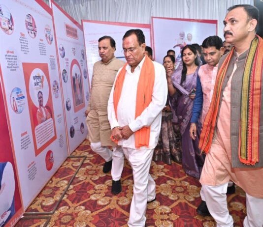 रायपुर : छायाचित्र प्रदर्शनी ने लोगों को किया आकृष्ट कैबिनेट मंत्री सहित जनप्रतिनिधियों ने किया अवलोकन व खिंचवाई सामूहिक फोटो…