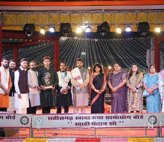 रायपुर : छत्तीसगढ़ राज्योत्सव 2025 खादी प्रदर्शनी की धूम…