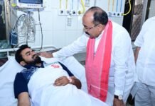 रायपुर : उप मुख्यमंत्री अरुण साव रेल हादसे में घायल लोगों से मिले…