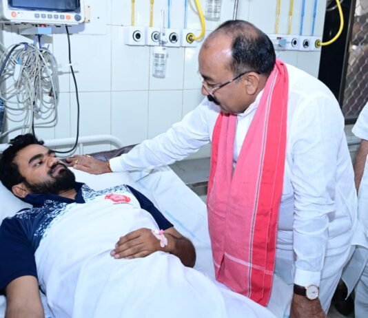 रायपुर : उप मुख्यमंत्री अरुण साव रेल हादसे में घायल लोगों से मिले…