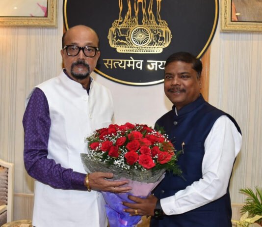 रायपुर : राज्यपाल डेका से वन मंत्री केदार कश्यप ने की सौजन्य भेंट…