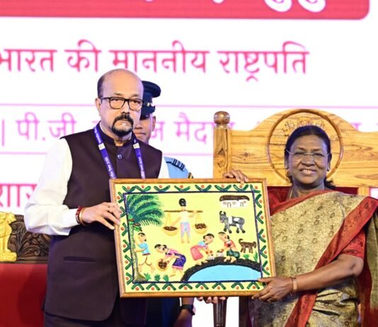 रायपुर : राष्ट्रपति मुर्मु के छत्तीसगढ़ आगमन पर राज्यपाल ने भेंट की भित्ती चित्रकारी की पेंटिंग…