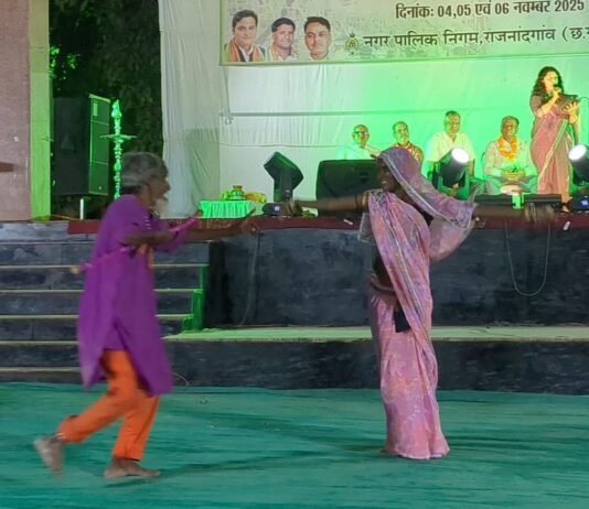 राजनांदगांव: उम्र ढलती है पर जुनून नहीं मोहारा पुन्नी मेले में बुजुर्ग दंपत्ति ने थिरकते कदमों से जीता सबका दिल…