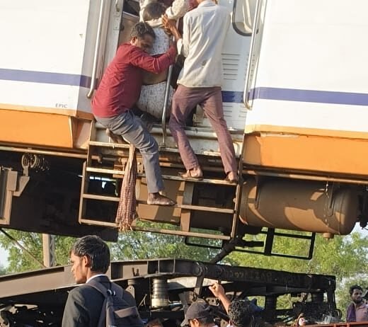 बिलासपुर:गतौरा लालखदान के बीच बड़ा रेल हादसा टला पैसेंजर ट्रेन मालगाड़ी के ऊपर चढ़ी 5 की मौत…