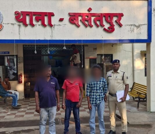 राजनांदगांव: शराब कोचिया गिरफ्तार अवैध देशी मदिरा व स्कूटी जप्त…