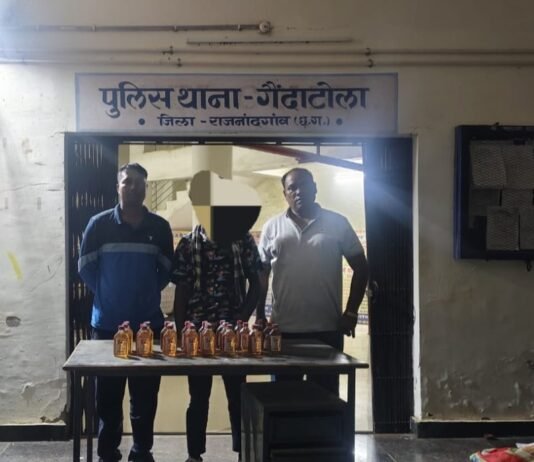 राजनांदगांव : महाराष्ट्र से अवैध शराब तस्करी करने वाला तस्कर गिरफ्तार देशी दारू व नकदी जप्त…
