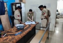 राजनांदगांव: एसपी ने किया थानों का अवचक निरीक्षण…