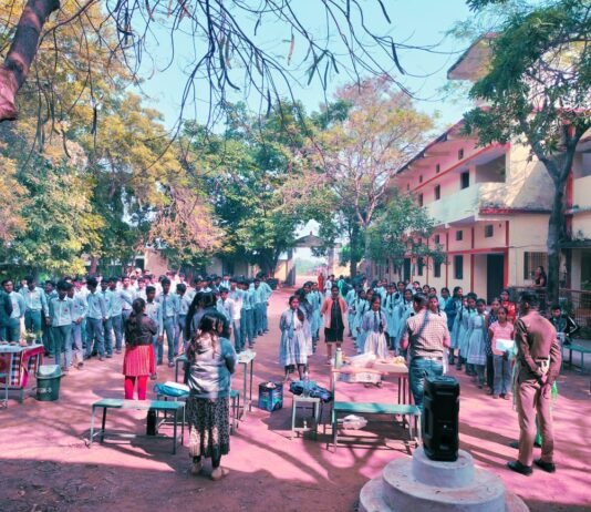 बाल सुरक्षा सप्ताह : खैरागढ़ में पुलिस ने बच्चों को दिया जागरूकता का पाठ…