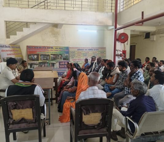 राजनांदगांव: गैंदाटोला थाना परिसर में “होशियार रहें सियान” अभियान के तहत जनजागरूकता बैठक 52 गांवों के प्रतिनिधि शामिल…