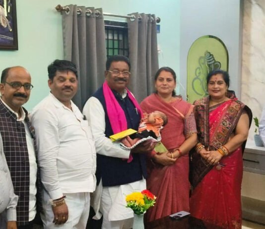 डोंगरगांव: विधायक भोलाराम साहू ने चांदो ग्राम में नवजात को दिया आशीर्वाद साहू परिवार को दी बधाई…