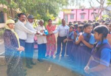 राजनांदगांव: ग्राम पंचायत किरगी की सरपंच डीकेश्वरी राणा ने स्कूली बच्चों के साथ मनाया जन्मदिन चॉकलेट बिस्किट बाँटकर साझा की खुशियाँ…