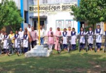 अंबागढ़ चौकी:सरस्वती साइकिल वितरण कार्यक्रम में पहुंचे भाजपा मंडल महामंत्री विमल यादव…