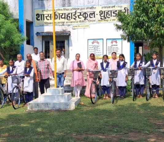 अंबागढ़ चौकी:सरस्वती साइकिल वितरण कार्यक्रम में पहुंचे भाजपा मंडल महामंत्री विमल यादव…