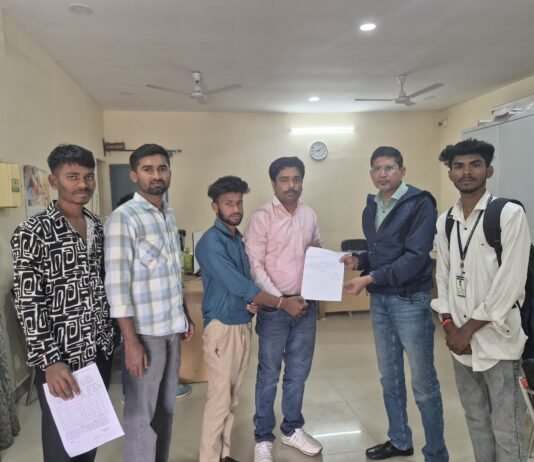 राजनांदगांव: परीक्षा परिणाम में असंतुष्टि लेकर एवं कक्षाएं नियमित न लगने को लेकर सौंपा ज्ञापन – राजा…