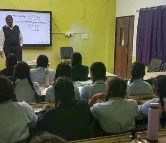 राजनांदगांव : जिला शिक्षा अधिकारी ने स्वयं अपने विषय रसायन को लेकर ऑनलाइन क्लास का किया संचालन…