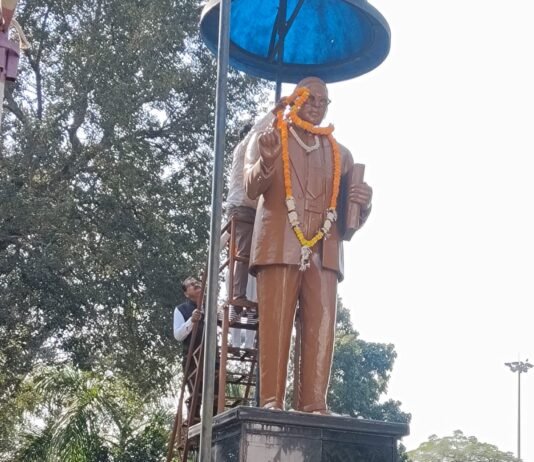 राजनांदगांव: डाॅ. भीमराव अंबेडकर के पुण्यतिथि पर कलेक्ट्रेड परिसर में स्थापित प्रतिमा में महापौर सहित निगम पदाधिकारियों ने किया पुष्पांजलि अर्पित…