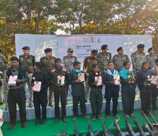 राजनांदगांव: 1 करोड़ 5 लाख के इनामी सीसी मेंबर रामधेर मज्जी सहित 12 नक्सलियों ने किया आत्मसमर्पण…