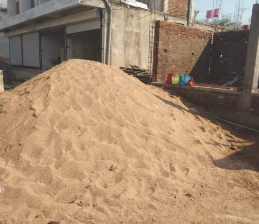 राजनांदगांव : लखोली बैगापारा के सडक में रेत गिट्टी का ढेर, मलमा मण्डप के तहत 2 हजार रूपये जुर्माना…