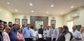 рд░рд╛рдЬрдирд╛рдВрджрдЧрд╛рдВрд╡ : рд╡реНрдпрд╛рдкрд╛рд░рд┐рдпреЛрдВ рдиреЗ рдЯреНрд░реЗрдб рд▓рд╛рдЗрд╕реЗрдВрд╕ рдЕрдирд┐рд╡рд╛рд░реНрдпрддрд╛ рдФрд░ рдмрдврд╝реЗ рд╢реБрд▓реНрдХ рдХреЗ рд╡рд┐рд░реЛрдз рдореЗрдВ рдХрд▓реЗрдХреНрдЯрд░ рдХреЛ рд╕реМрдВрдкрд╛ рдЬреНрдЮрд╛рдкрдитАж