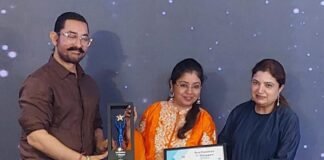 рд╕реБрд╢реНрд░реА рд╕реНрдорд┐рддрд╛ рдорд╣реЛрдмрд┐рдпрд╛, рдирд┐рджреЗрд╢рдХ CRC рд░рд╛рдЬрдирд╛рдВрджрдЧрд╛рдВрд╡ рдХреЛ рдореБрдВрдмрдИ рдореЗрдВ рдЖрдорд┐рд░ рдЦрд╝рд╛рди рджреНрд╡рд╛рд░рд╛ тАЬрдЗрдВрдХреНрд▓реВрдЬрд╝рди рдХреЗ рд╕рд┐рддрд╛рд░реЗтАЭ рд╕рдореНрдорд╛рди рдкреНрд░рджрд╛рди…