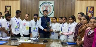 рд░рд╛рдЬрдирд╛рдВрджрдЧрд╛рдВрд╡: рдХрд▓реЗрдХреНрдЯрд░ рд╕реЗ рдпреБрд╡реЛрджрдп рд╕реНрд╡рдпрдВ рд╕реЗрд╡рд┐рдпреЛрдВ рдиреЗ рдХреА рд╕реМрдЬрдиреНрдп рднреЗрдВрдЯ…